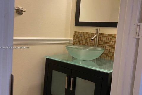 Снять в аренду таунхаус в Уэстон, Флорида 2 спальни, 105.07м2, № 1956398 - фото 7