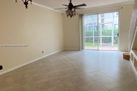 Снять в аренду таунхаус в Уэстон, Флорида 2 спальни, 105.07м2, № 1956398 - фото 6