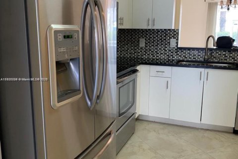 Снять в аренду таунхаус в Уэстон, Флорида 2 спальни, 105.07м2, № 1956398 - фото 3