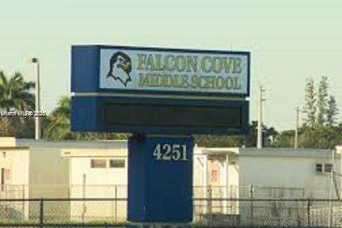 Снять в аренду таунхаус в Уэстон, Флорида 2 спальни, 105.07м2, № 1956398 - фото 25