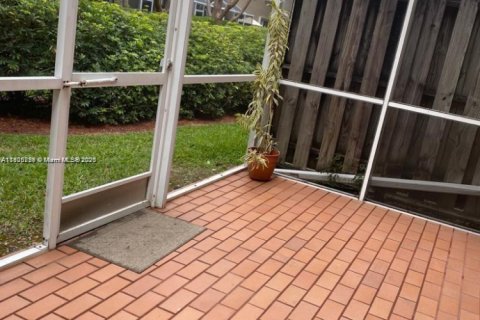 Снять в аренду таунхаус в Уэстон, Флорида 2 спальни, 105.07м2, № 1956398 - фото 13