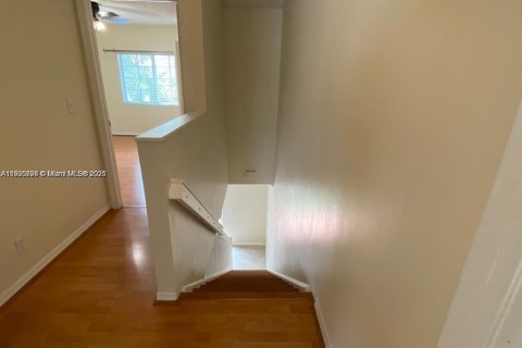 Снять в аренду таунхаус в Уэстон, Флорида 2 спальни, 105.07м2, № 1956398 - фото 8