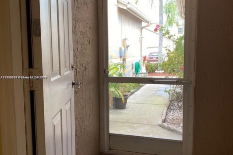 Снять в аренду таунхаус в Уэстон, Флорида 2 спальни, 105.07м2, № 1956398 - фото 5