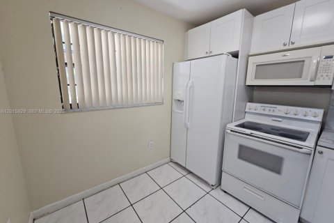 Copropriété à louer à Miami, Floride: 2 chambres, 91.32 m2 № 2243440 - photo 5