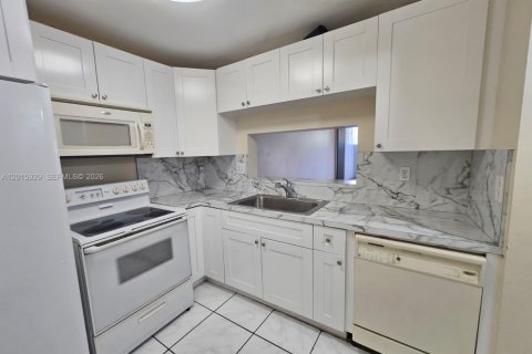 Copropriété à louer à Miami, Floride: 2 chambres, 91.32 m2 № 2243440 - photo 4