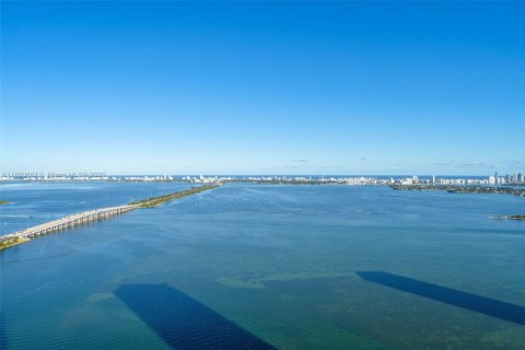 Condo in Miami, Florida, 1 bedroom  № 2012811 - photo 16