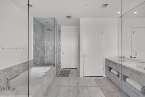 Condo in Miami, Florida, 1 bedroom  № 2012811 - photo 11