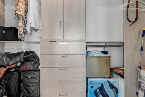 Condo in Miami, Florida, 1 bedroom  № 2012811 - photo 13