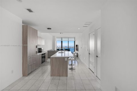 Condo in Miami, Florida, 1 bedroom  № 2012811 - photo 2