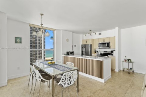 Condo in Sunny Isles Beach, Florida, 3 bedrooms  № 2052732