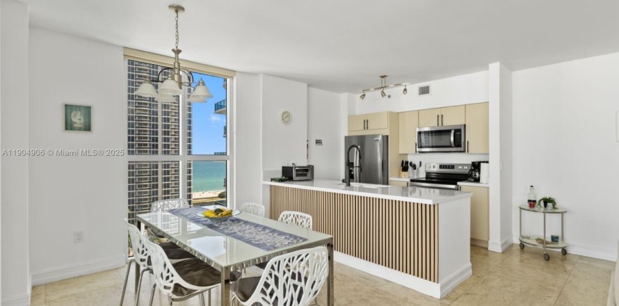 Condo in Sunny Isles Beach, Florida, 3 bedrooms  № 2052732