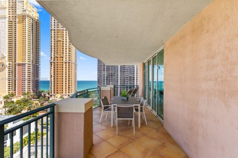 Condo in Sunny Isles Beach, Florida, 3 bedrooms  № 2052732 - photo 17
