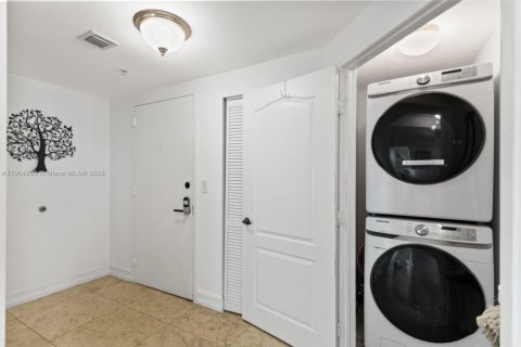 Condo in Sunny Isles Beach, Florida, 3 bedrooms  № 2052732 - photo 11