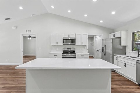 House in Fort Meade, Florida 3 bedrooms, 121.24 sq.m. № 2430330 - photo 9
