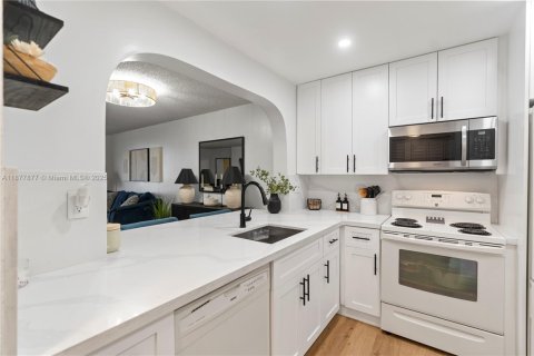 Copropriété à vendre à Miami, Floride: 2 chambres, 91.32 m2 № 1922814 - photo 12