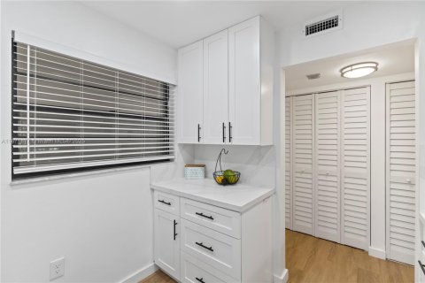 Copropriété à vendre à Miami, Floride: 2 chambres, 91.32 m2 № 1922814 - photo 10