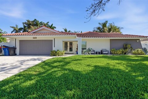 House in Saint Petersburg, Florida 3 bedrooms, 249.81 sq.m. № 2102981