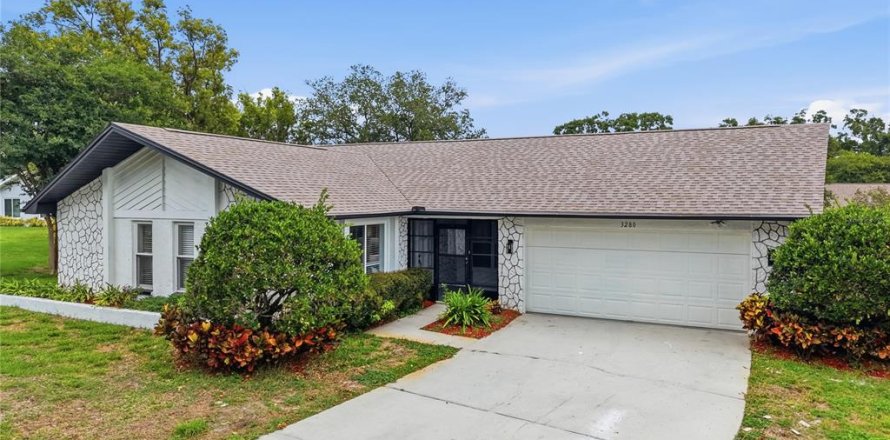 House in Palm Harbor, Florida 2 bedrooms, 173.08 sq.m. № 2106574