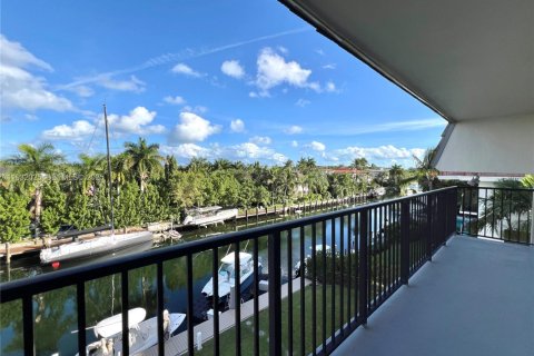 Condominio en alquiler en Coral Gables, Florida, 2 dormitorios, 98.48 m2 № 1991360 - foto 11