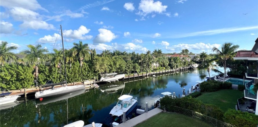 Condominio en Coral Gables, Florida, 2 dormitorios  № 1991360