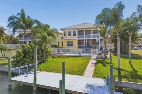 Casa en New Port Richey, Florida 5 dormitorios, 271.18 m2 № 2151724