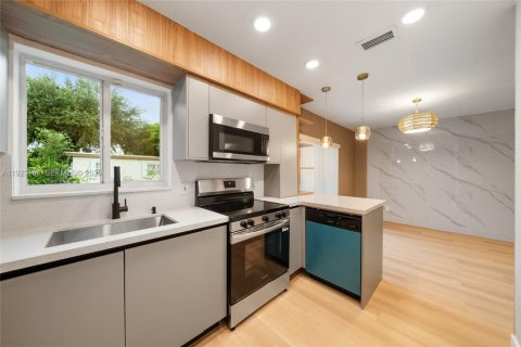 House in Miami, Florida 3 bedrooms, 100.33 sq.m. № 1976905 - photo 5