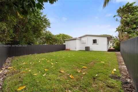 House in Miami, Florida 3 bedrooms, 100.33 sq.m. № 1976905 - photo 22