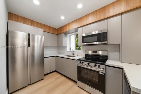 House in Miami, Florida 3 bedrooms, 100.33 sq.m. № 1976905 - photo 4