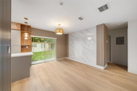 House in Miami, Florida 3 bedrooms, 100.33 sq.m. № 1976905 - photo 2