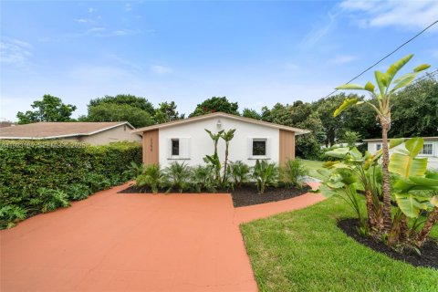 House in Miami, Florida 3 bedrooms, 100.33 sq.m. № 1976905 - photo 17