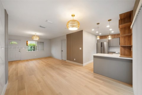 House in Miami, Florida 3 bedrooms, 100.33 sq.m. № 1976905 - photo 1