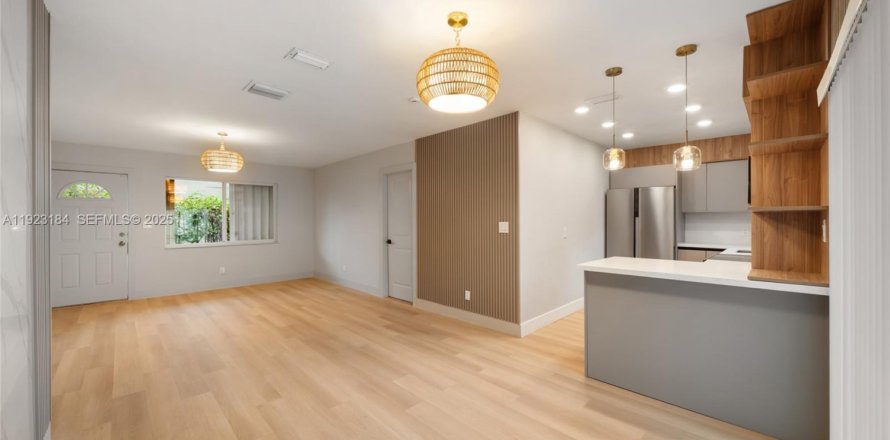 House in Miami, Florida 3 bedrooms, 100.33 sq.m. № 1976905
