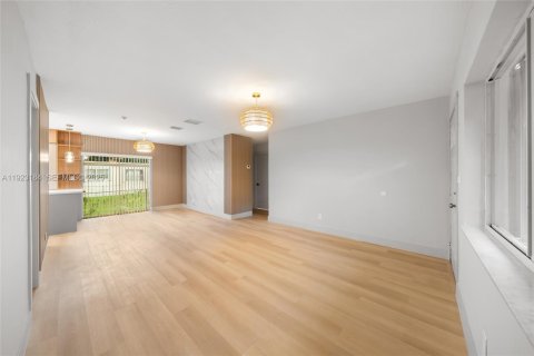 House in Miami, Florida 3 bedrooms, 100.33 sq.m. № 1976905 - photo 7