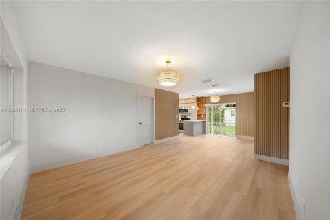 House in Miami, Florida 3 bedrooms, 100.33 sq.m. № 1976905 - photo 6