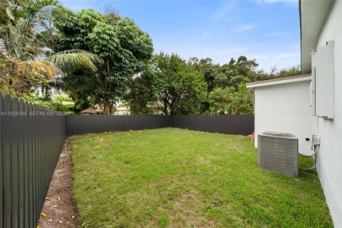 House in Miami, Florida 3 bedrooms, 100.33 sq.m. № 1976905 - photo 21