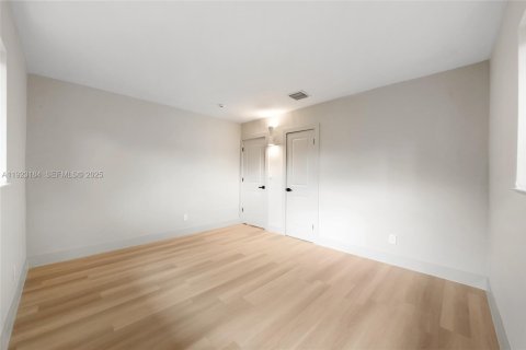 House in Miami, Florida 3 bedrooms, 100.33 sq.m. № 1976905 - photo 14