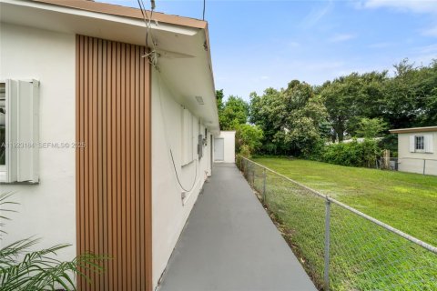 House in Miami, Florida 3 bedrooms, 100.33 sq.m. № 1976905 - photo 19