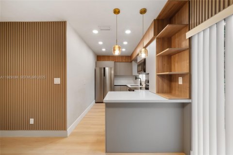 House in Miami, Florida 3 bedrooms, 100.33 sq.m. № 1976905 - photo 3