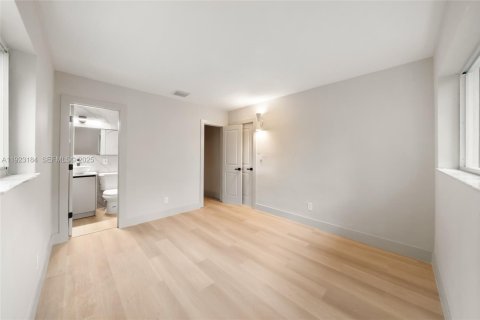 House in Miami, Florida 3 bedrooms, 100.33 sq.m. № 1976905 - photo 12