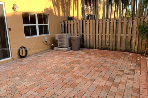 Touwnhouse à vendre à Miami, Floride: 3 chambres, 158.31 m2 № 1726802 - photo 16