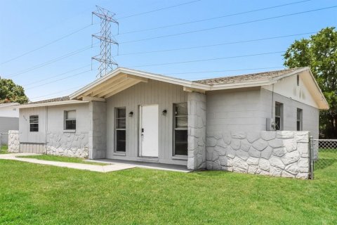 House in Tampa, Florida 4 bedrooms, 117.06 sq.m. № 1873786 - photo 2