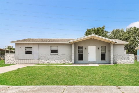 House in Tampa, Florida 4 bedrooms, 117.06 sq.m. № 1873786 - photo 1