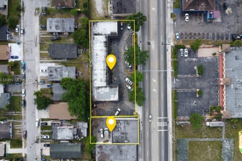 Купить коммерческую недвижимость в Майами, Флорида № 1984904 - фото 2