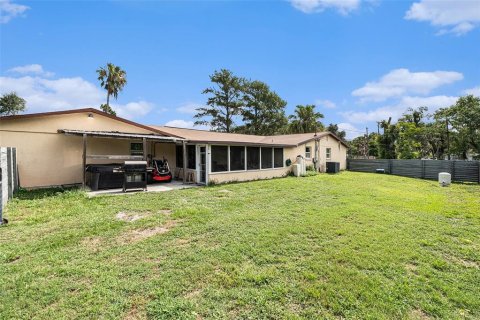 House in Dover, Florida 3 bedrooms, 191.29 sq.m. № 1783418 - photo 19