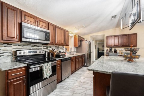 House in Dover, Florida 3 bedrooms, 191.29 sq.m. № 1783418 - photo 11