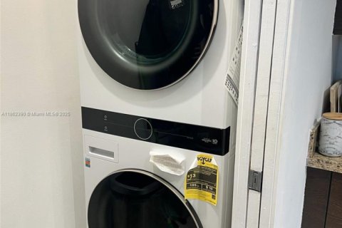 Condo in Miami, Florida, 1 bedroom  № 1891438 - photo 13