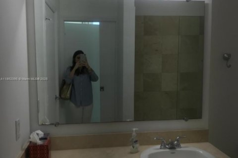 Condo in Miami, Florida, 1 bedroom  № 1891438 - photo 12