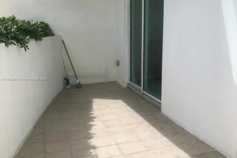Condo in Miami, Florida, 1 bedroom  № 1891438 - photo 16