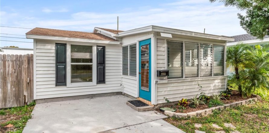 House in Saint Petersburg, Florida 3 bedrooms, 80.64 sq.m. № 1865914