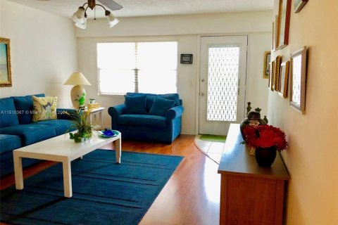 Condo in Pembroke Pines, Florida, 2 bedrooms  № 936010 - photo 2